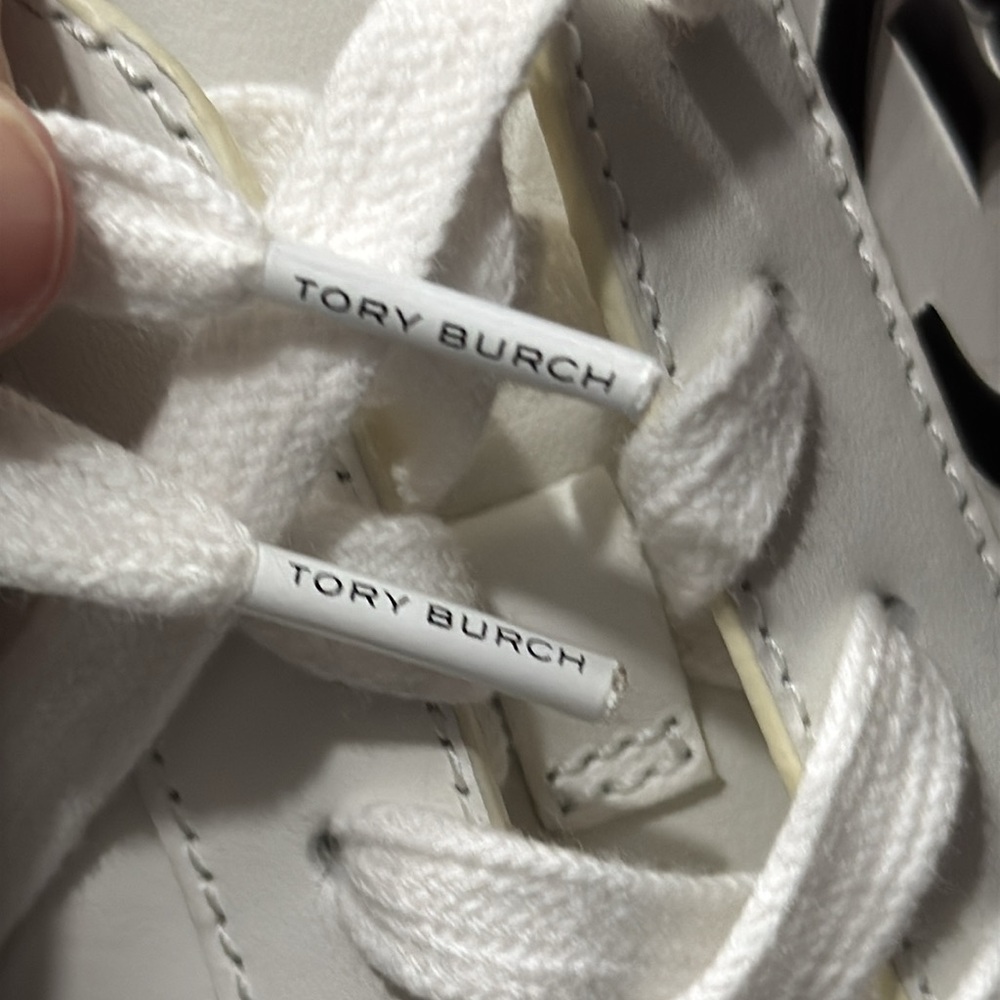 EUC Tory Burch Leigh T-Logo Leather Sneaker Roccia - Picture 10 of 12